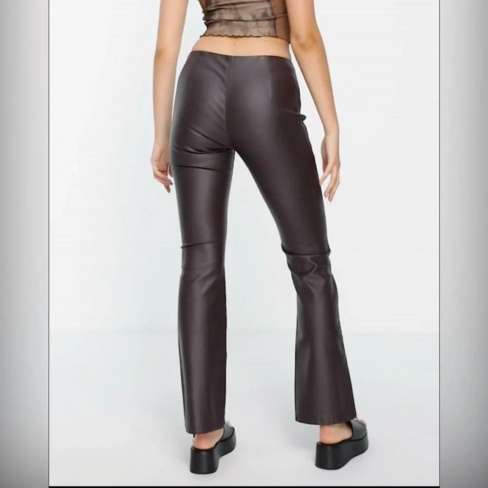 ASOS DESIGN low rise leather look seamed flare in chocolate - Picture 2 of 7